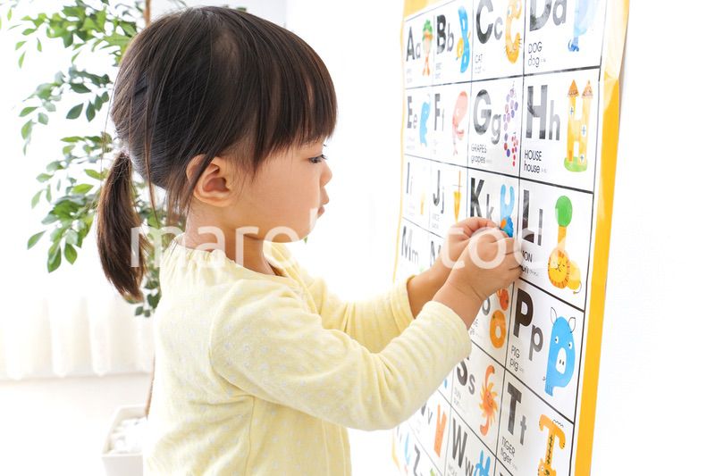 英語の勉強をする子供