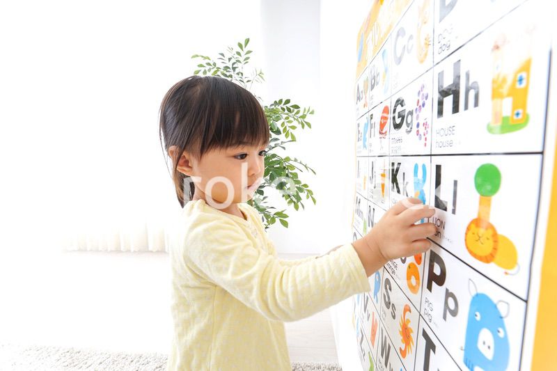 英語の勉強をする子供