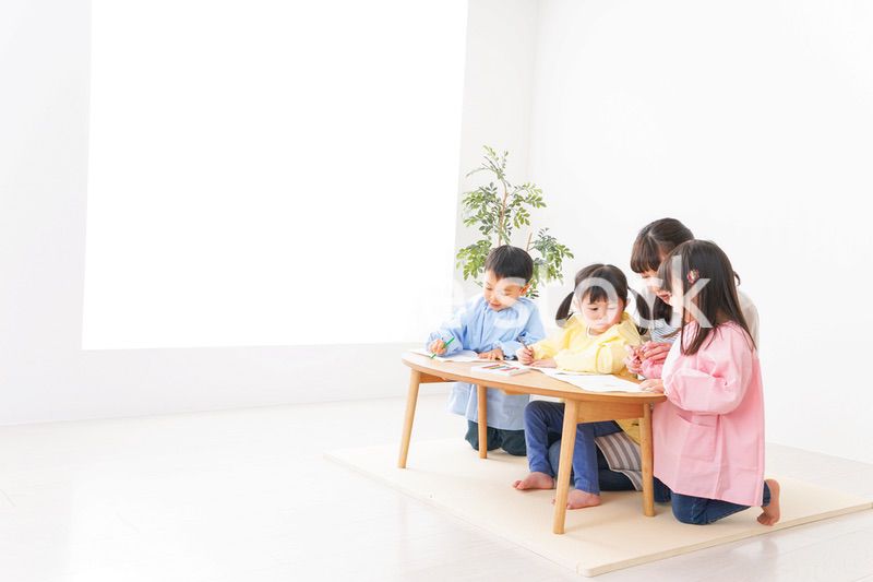 保育士と子どもたち