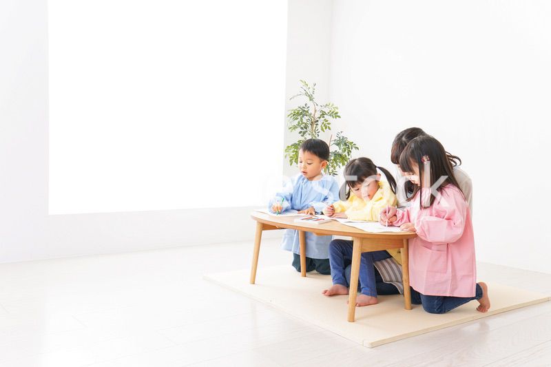 お絵かきをする子どもたちと保育士