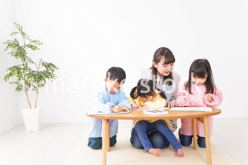 お絵かきをする子どもたちと保育士