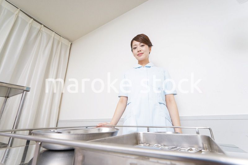 病院に勤務する医師と看護師