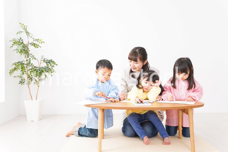 お絵かきをする子どもたちと保育士