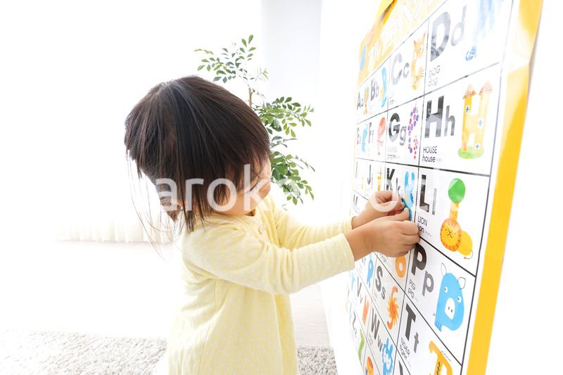 英語の勉強をする子供