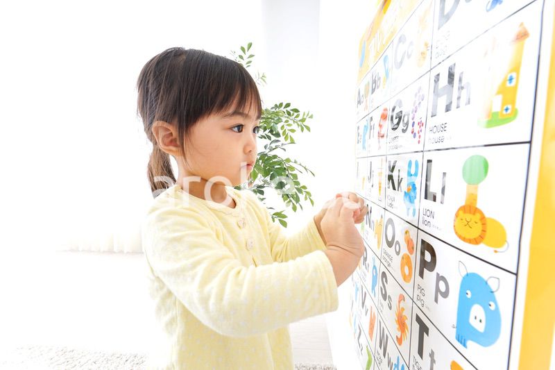 英語の勉強をする子供