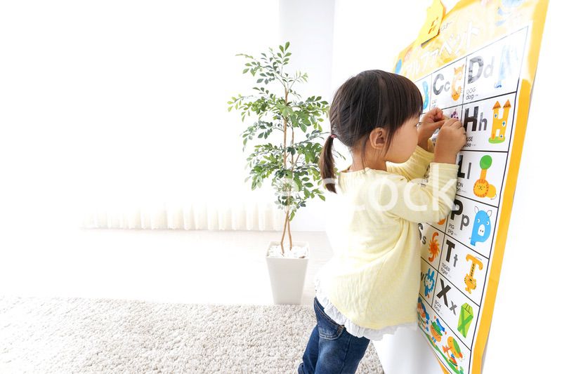 英語の勉強をする子供