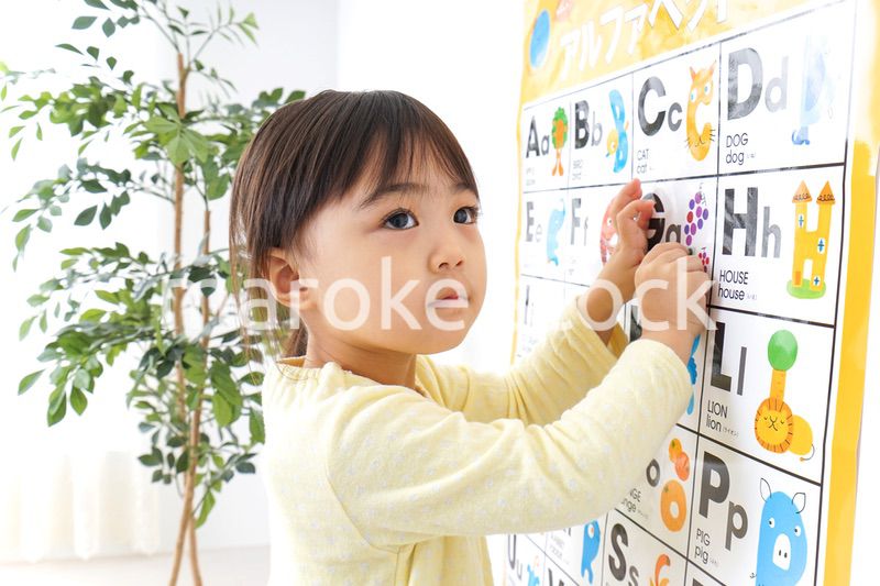 英語の勉強をする子供