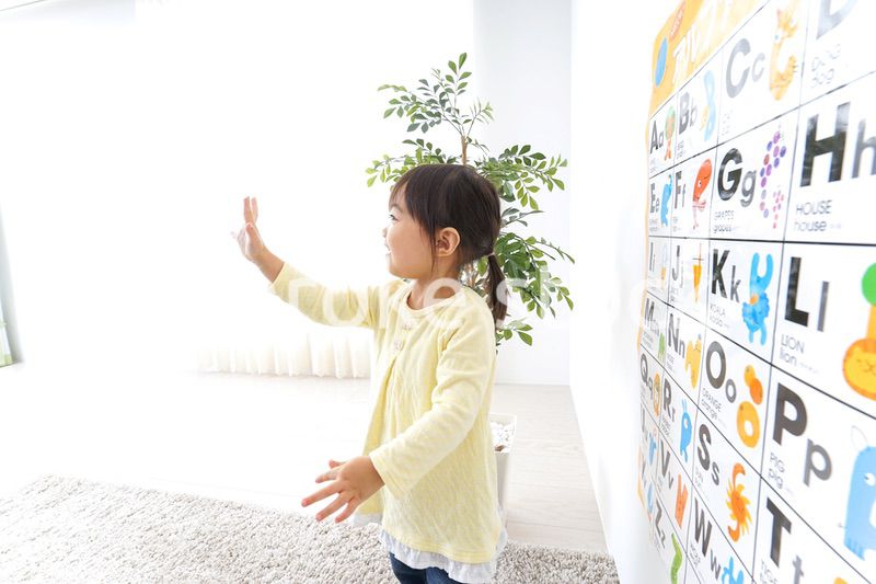 英語の勉強をする子供