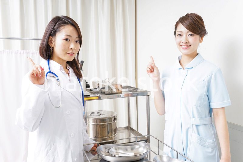 アドバイスをする医師と看護師