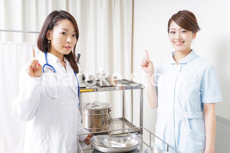 アドバイスをする医師と看護師