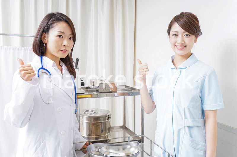 グッドサインをする医師とナース