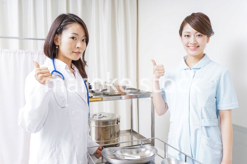 グッドサインをする医師とナース