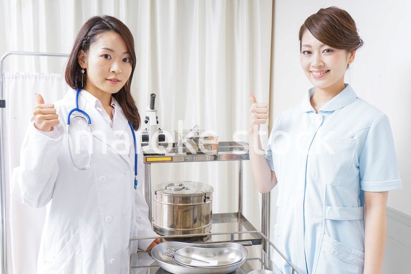 グッドサインをする医師とナース