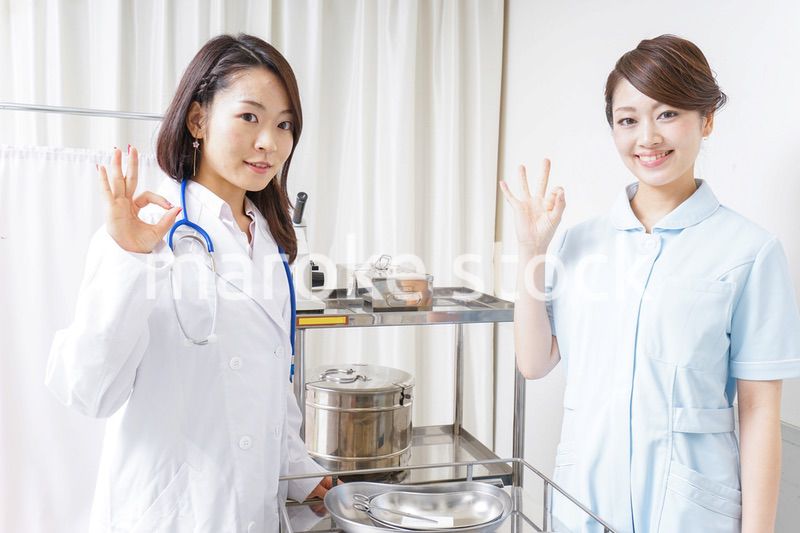 OKサインをするドクターとナース