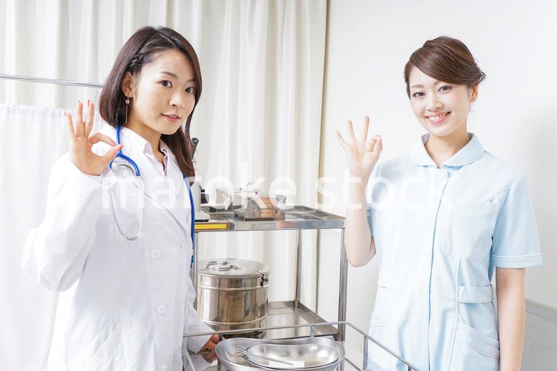 OKサインをするドクターとナース