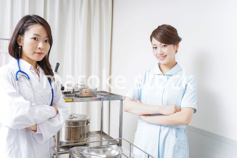 腕を組むドクターとナース