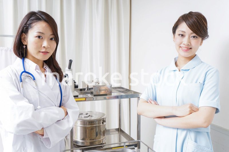 腕を組むドクターとナース