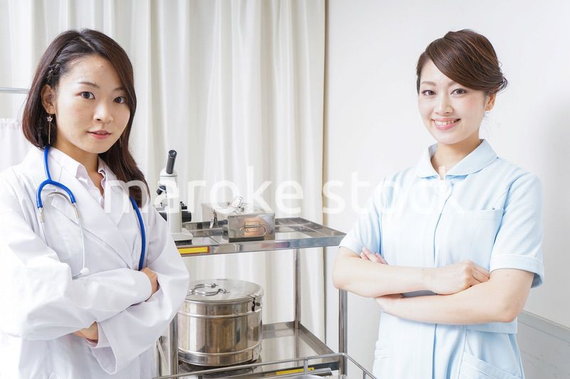 腕を組むドクターとナース