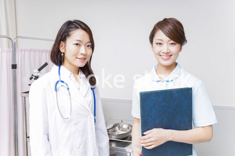 ミーティングをする医師と看護師