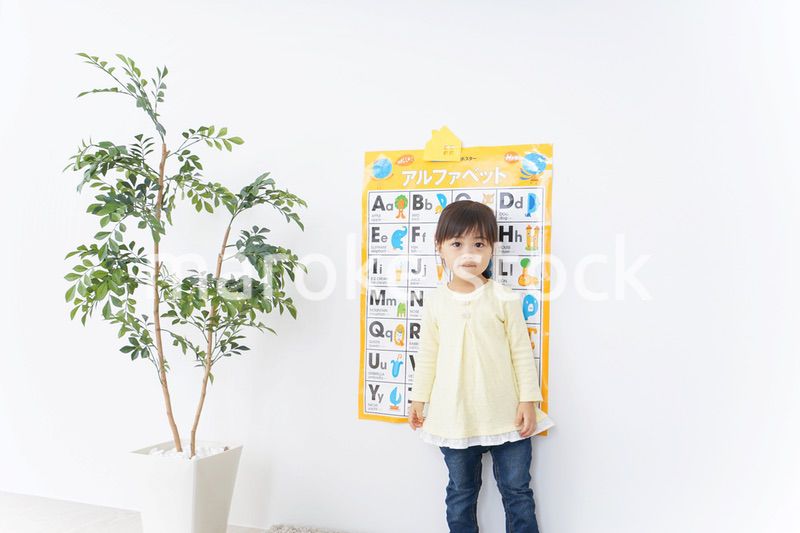 英語の勉強をする子供