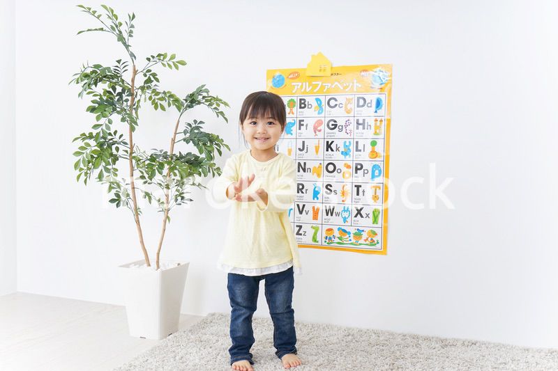 英語の勉強をする子供