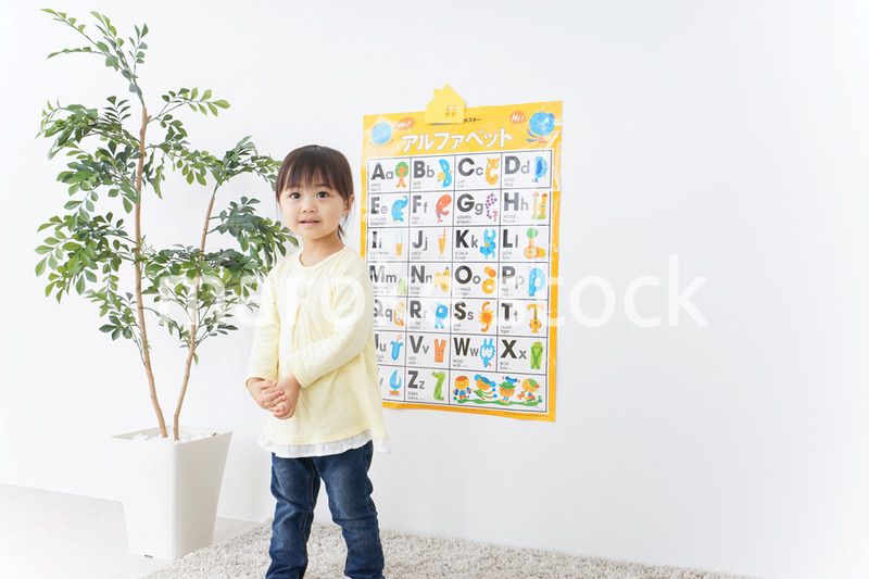 英語の勉強をする子供