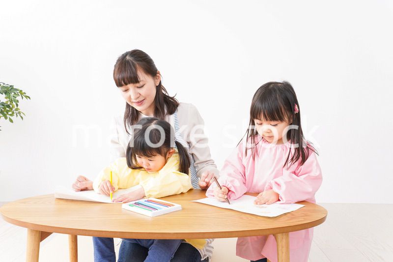 お絵かきをする子どもたちと保育士