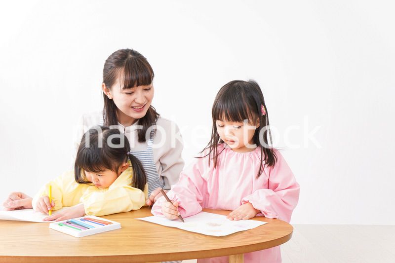 お絵かきをする子どもたちと保育士