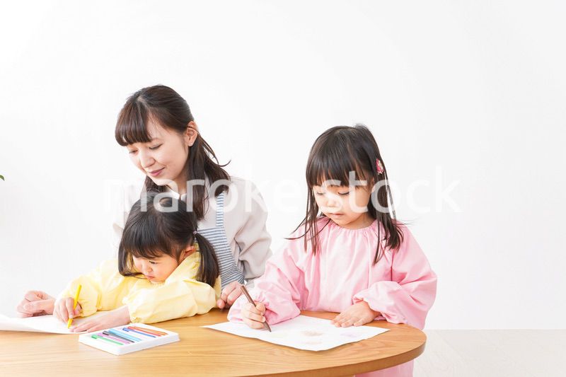 お絵かきをする子どもたちと保育士