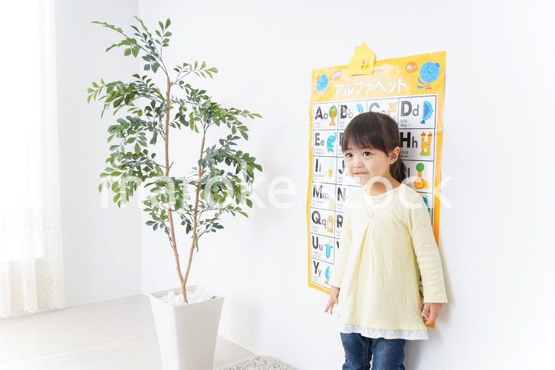 英語の勉強をする子供