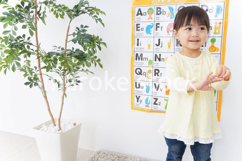 英語の勉強をする子供