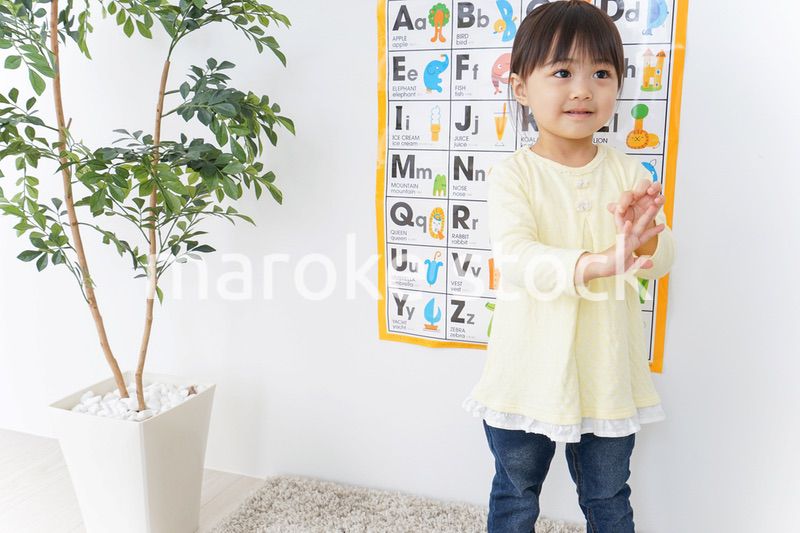 英語の勉強をする子供