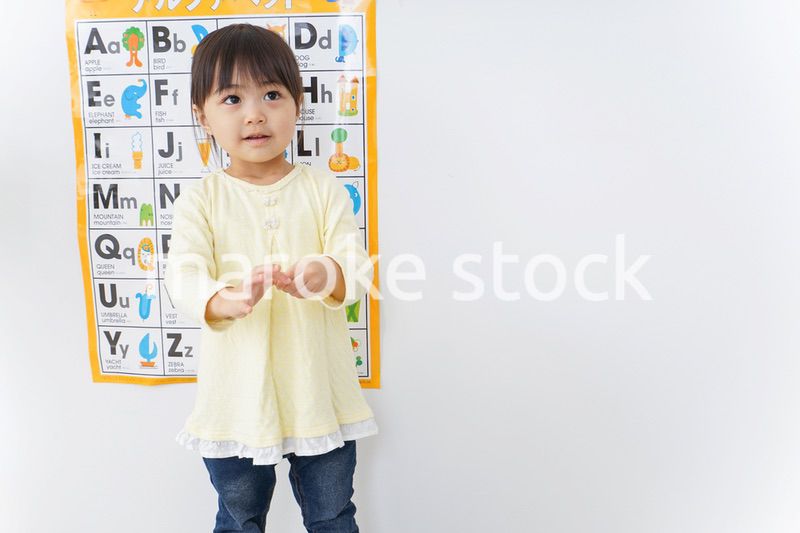 英語の勉強をする子供