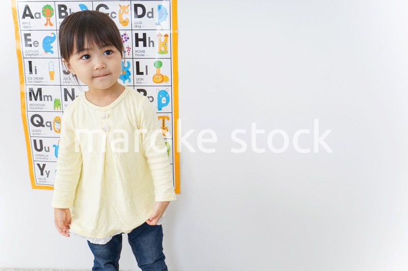 英語の勉強をする子供