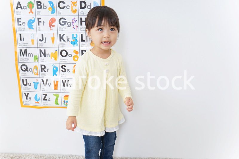 英語の勉強をする子供