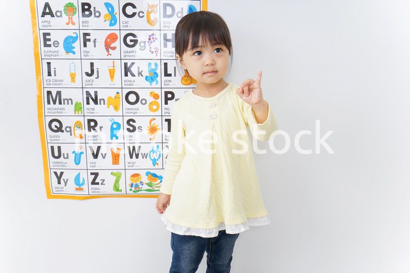 英語の勉強をする子供