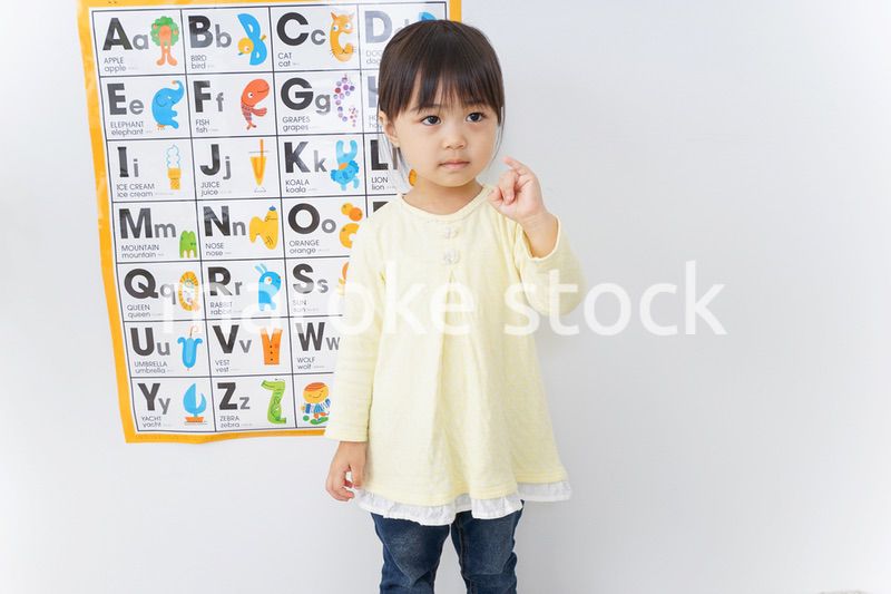 英語の勉強をする子供