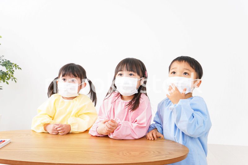 マスクをつけた子どもたち