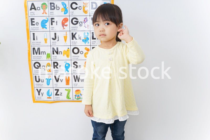 英語の勉強をする子供