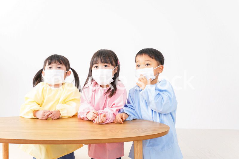 マスクをつけた子どもたち