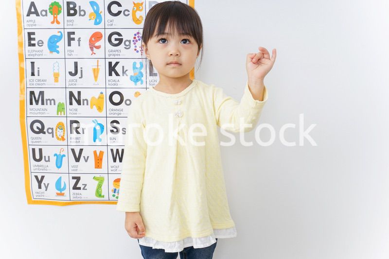 英語の勉強をする子供
