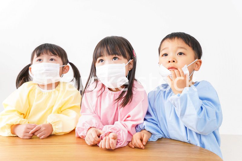 マスクをつけた子どもたち