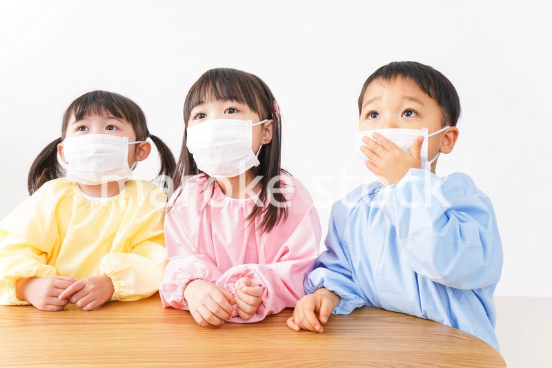 マスクをつけた子どもたち