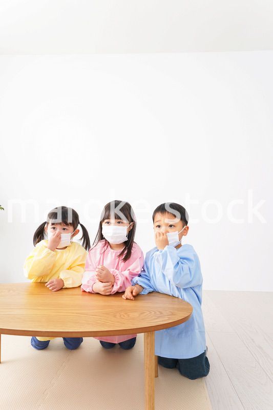 マスクをつけた子どもたち
