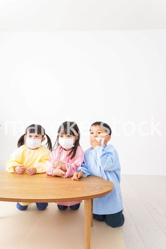 マスクをつけた子どもたち