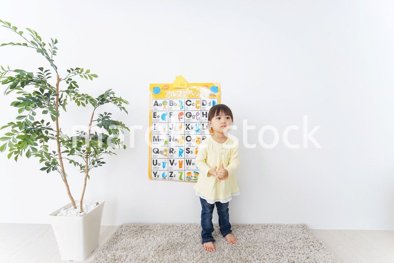 英語の勉強をする子供