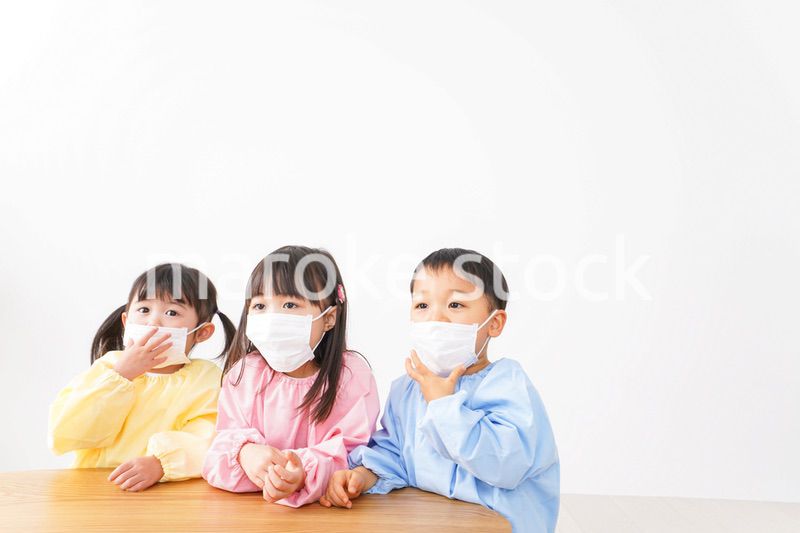 マスクをつけた子どもたち