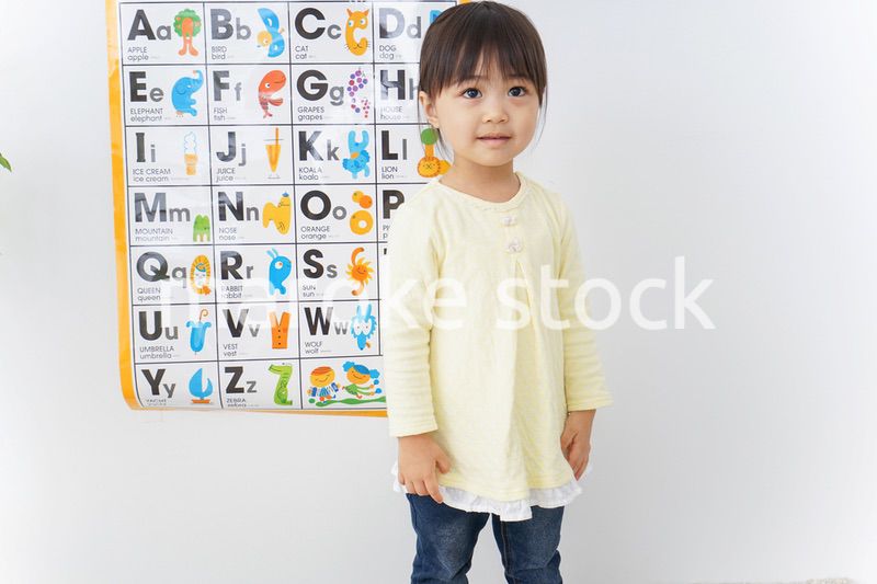 英語の勉強をする子供