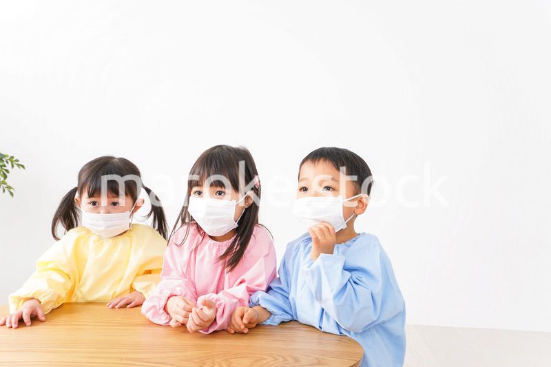 マスクをつけた子どもたち