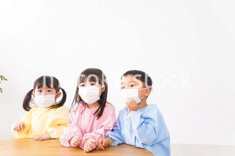 マスクをつけた子どもたち
